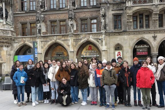 Les élèves devant le Nouvel Hôtel de Ville dans le Vieux Centre de Munich
