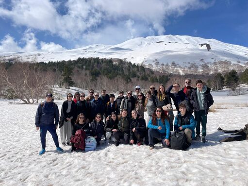Les 3ème B au pied de l'Etna fumant.